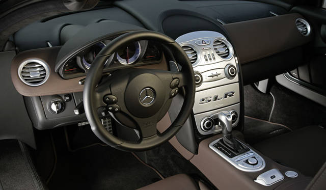 <b>Mercedes-Benz SLR MCLAREN ROADSTER｜メルセデス・ベンツ SLRマクラーレン ロードスター</b><br>スポーティさと豪華さを兼ね備えるインテリア。シートはカーボン製シェルを採用しながら、クッション部分は上質なレザーを用い、リクライニングも可能。