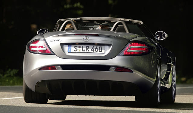 <b>Mercedes-Benz SLR MCLAREN ROADSTER｜メルセデス・ベンツ SLRマクラーレン ロードスター</b><br>サスペンションは4輪ダブルウィッシュボーン方式を採用。アーム類は軽量なアルミを多用する。ブレーキはAMGがツーリングカーレースで蓄積した技術を活かし、カーボンセラミックブレーキを搭載。