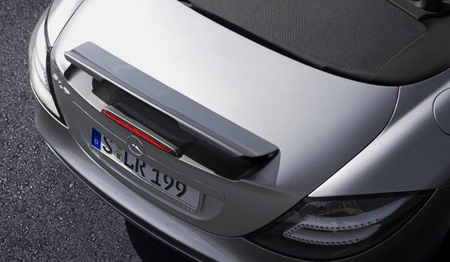 <b>Mercedes-Benz SLR MCLAREN ROADSTER｜メルセデス・ベンツ SLRマクラーレン ロードスター</b><br>高速走行時に激しいブレーキ操作を行うと、トランクリッドに内蔵されたフラップが立ち上がり、“エアブレーキ”として機能する。