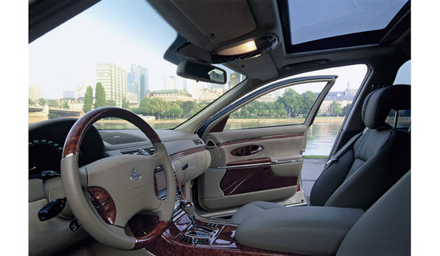 <br>マイバッハ57の室内。ステアリングホイールにあるMをふたつ重ねたエンブレムがマイバッハを表す。贅を尽くした室内はメルセデス・ベンツSクラスを凌ぐ、最上級ブランドにふさわしい雰囲気。