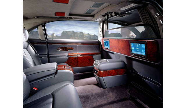 <br>マイバッハ62の後席。ストレッチ版らしく、ショーファードリブンの印象が強い。後席の足元はファーストクラス並みの広さを誇る。