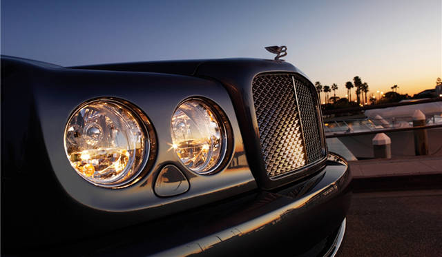 <br>ベントレーの最高級サルーンのアルナージ。マトリックスグリルと丸目4灯の精悍なマスクが、スポーティな走りを予感させる。