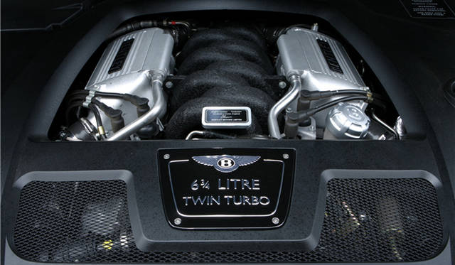 <br>アルナージには当初4.4リッターV8ツインターボが搭載されていたが、2002年以降は6.75リッターV8ツインターボに変わり、アルナージR/RLで475ps、アルナージTでは507psの圧倒的なパワーを絞り出す。