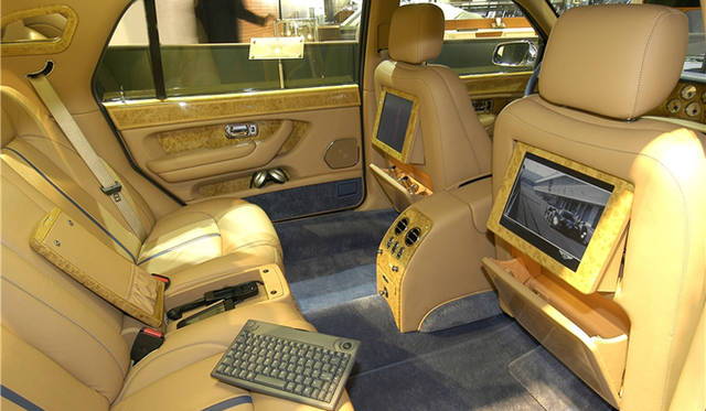 <br>ロングホイールベース版のアルナージRLでは、後席はご覧のとおりの広さ。顧客の要望にあわせたカスタマイズプログラムも充実している。