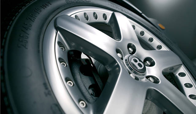 <br>強大なパワーを受け止めるために、アルナージTには255/45R19タイヤが標準装着される。