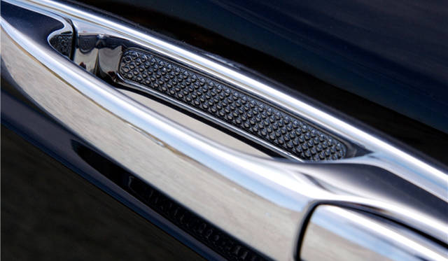 <br>ディテールにまで贅を尽くし、磨き込むクルマづくりは、クラフトマンシップに支えられたベントレーの誇りでもある。