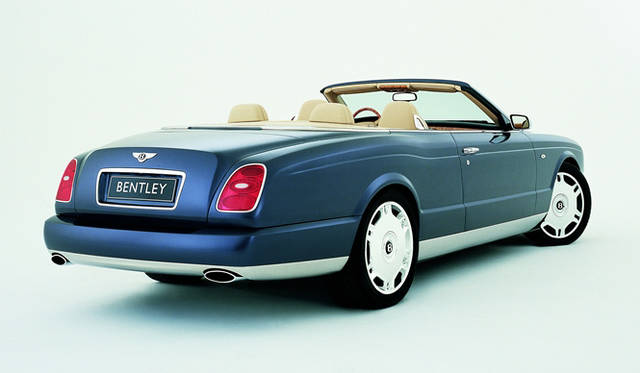 <br>オープン時にはすっきりと収まる幌。全長5430mmのボディと長く延びるリアセクションが優雅な雰囲気をかもしだす。