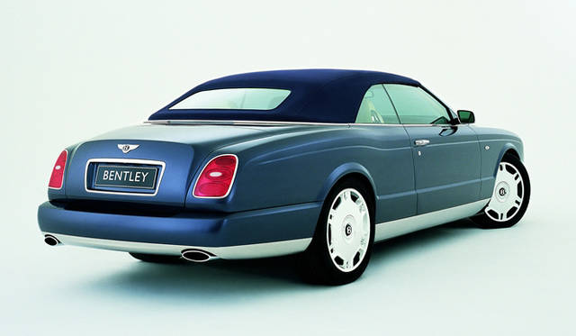 <br>幌を上げると、クーペのような美しさが際だつ後方からの眺め。3層構造の幌は吸音性に優れ、快適なキャビンを実現する。