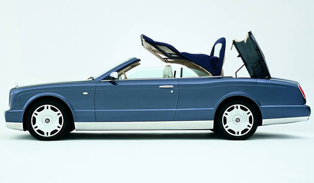 <br>クラシカルなソフトトップはスイッチ操作ののち約30秒で開閉が可能。