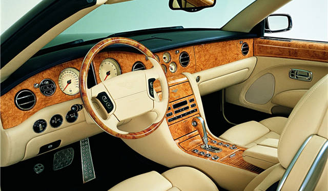 <br>室内には、専門の職人たちが丹精を込めて仕上げる最高級のウッドとレザーが惜しみなく用いられる。