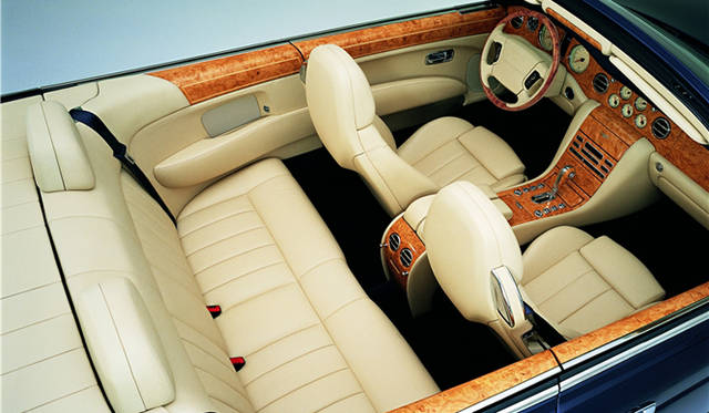 <br>4シーターのコンバーチブルは後席のパッセンジャーが快適に過ごせるだけの広さと上質さを誇る。