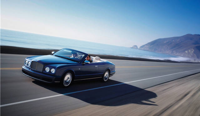 <br>アルナージとはフロントのデザインや基本コンポーネントを共有するが、オープン化にあたってはフロア部などを強化し、高いボディ剛性を実現する。