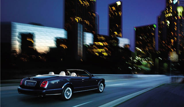 <br>搭載されるエンジンは、アルナージR/RLと同じスペックの6.75リッターV8ツインターボ。最高出力457ps、最大トルク875Nmの高性能を誇る。