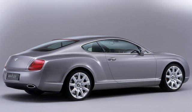 <br>リアフェンダーの造形がかつてのベントレーRタイプをイメージさせる一方、ダイナミックな曲線で構成されるフォルムは実にモダーン。