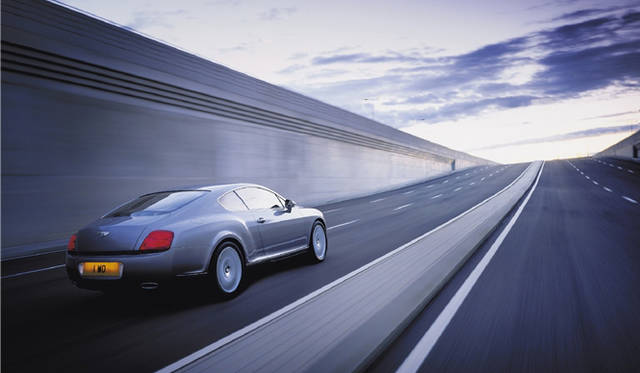 <br>6リッターW12ツインターボの強大なパワーを受け止めるべく、コンチネンタルGTではフルタイム4WDを採用する。