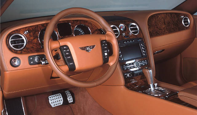 <br>最新の技術を取り入れる一方、室内はウッドとレザーを贅沢にあしらった伝統のスタイルを守る。