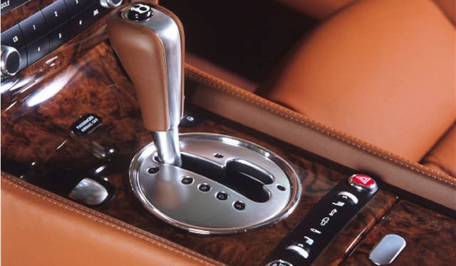 <br>6段オートマチックはマニュアル操作が可能なティプトロニックを採用。ステアリングのパドルを用いれば、さらにアクティブなドライビングが可能となる。