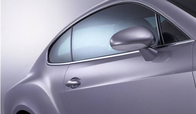 <br>リアフェンダーの造形がかつてのベントレーRタイプをイメージさせる一方、ダイナミックな曲線で構成されるフォルムは実にモダーン。