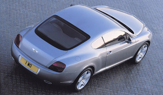 <br>4シーターのグランツーリズモと位置づけられるコンチネンタルGT。スポーティさと快適さを両立するエアサスペンションも、ロングドライブには欠かせないアイテムだ。