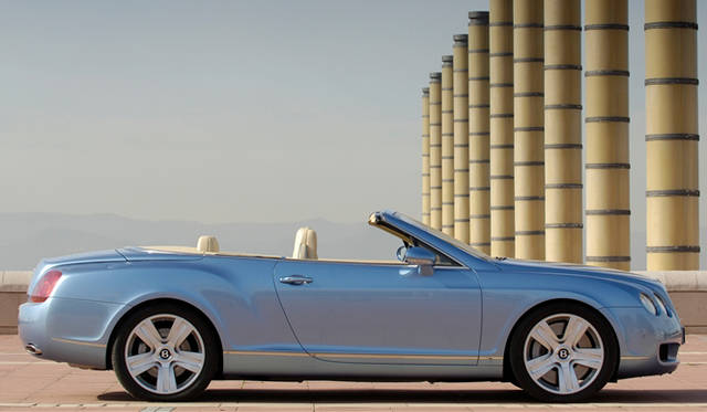 <br>ファストバックスタイルのコンチネンタルGTとは異なり、トランクが強調されるノッチバックスタイルのコンチネンタルGTCには優雅さが漂う。