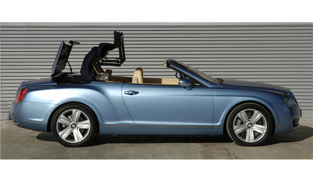 <br>コンチネンタルGTCの幌は7本のフレームと3層構造のファブリックで構成される精巧なもの。開閉に要する時間は25秒ほどで、30km/h以下なら走行中の操作も可能だ。