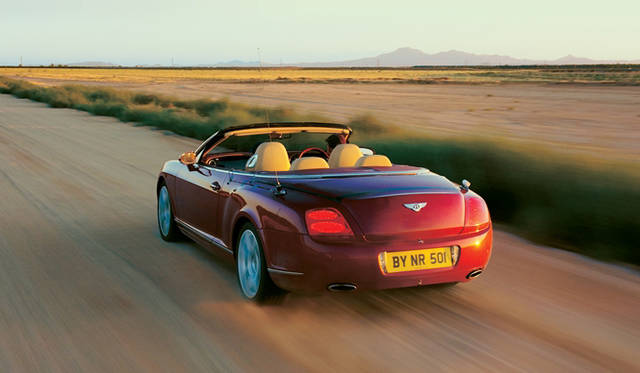 <br>コンチネンタルGT同様、圧倒的なパワーを余すところなく路面に伝えるために、フルタイム4WDを採用する。