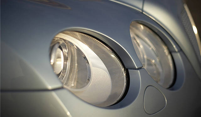 <br>コンチネンタルGTから譲り受けたフロントマスク。マトリックスグリルに加え、この特徴的なヘッドランプがベントレーの血統を示している。