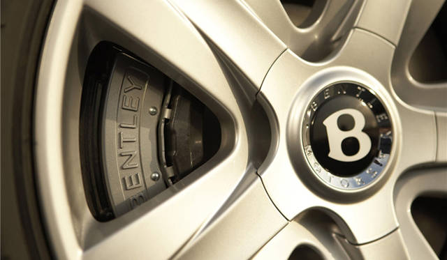 <br>パワーを受け止める足元には、標準で275/40R19、オプションで275/35ZR20のロープロファイルタイヤが装着される。