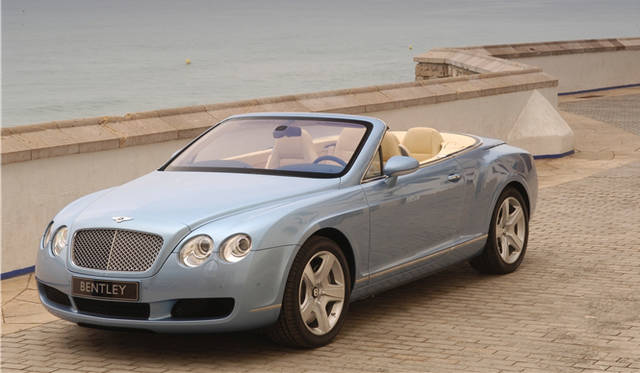 <br>コンチネンタルGTをベースに、クラシカルなソフトトップを与えることでオープン化を果たしたのがコンチネンタルGTCだ。