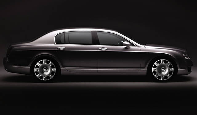 <br>コンチネンタルGTをベースにホイールベースを320mm延長したコンチネンタル フライングスパー。全長5310mmはアルナージに迫るサイズ。