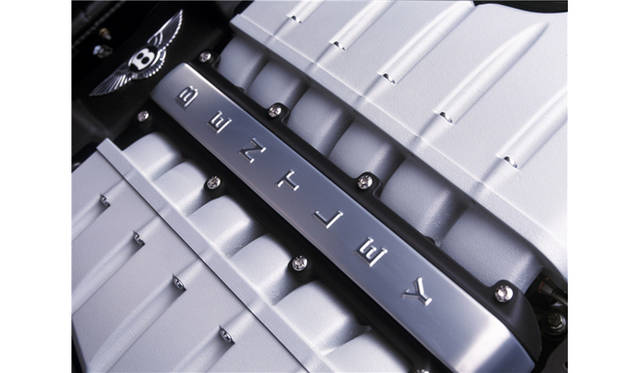 <br>搭載されるエンジンは、6リッターW12ツインターボ。V12に比べると全長を短くできるため、フルタイム4WDシステムをエンジンルームに収めることが可能となった。