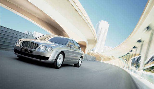 <br>サルーンでありながら、0-100km/h加速5.2秒、最高速312km/hを誇る実力派。ドライバーズカーとしての楽しみはクーペやコンバーチブルに引けを取らない。