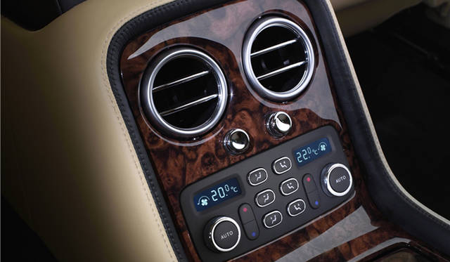 <br>後席のゲストへの配慮も十分。美しい仕上がりのウッドやレザーがくつろいだ空間を演出する。