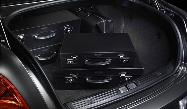 <br>広大なトランクスペースもコンチネンタル フライングスパーの自慢のひとつ。