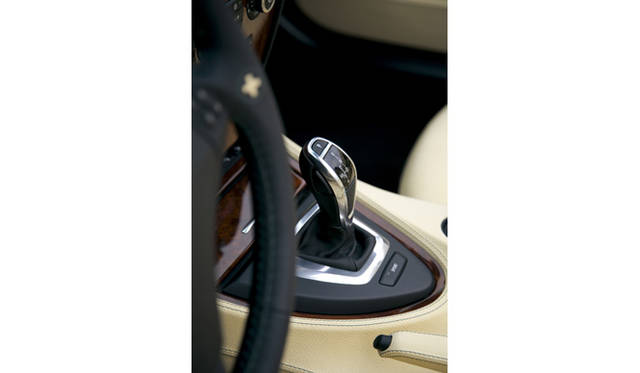 <br>搭載される6段オートマチックは、ZFと共同開発したスポーツSWITCH-TRONIC。従来に比べてシフトに要する時間を半減。シフトダウン時にはブリッピング機能が働いて安定性を保つ。