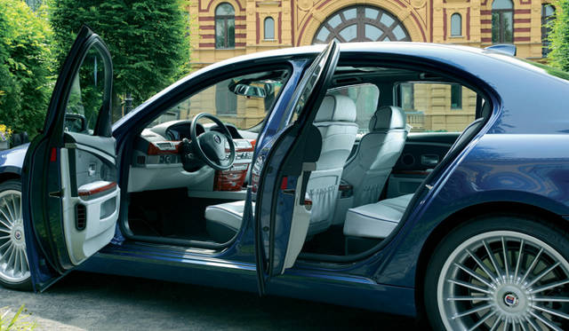 <br>走りだけでなく、さらに上質なインテリアが手に入るのもアルピナの愉しみ。ハンドクラフトの美しい室内は、それだけでも価値がある。