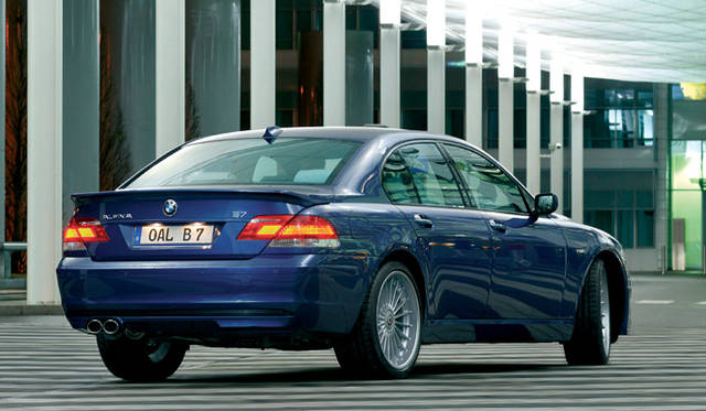 <br>特徴的なデザインのアルミホイールには前245/35ZR21、後285/30ZR21のミシュランパイロットスポーツPS2が装着される。