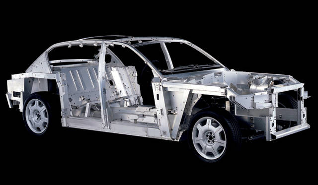 <br>クラシックなイメージが強いロールスだが、用いられる技術は時代の最先端を行く。たとえばボディにアルミのスペースフレーム構造を採用するのもその一例だ。