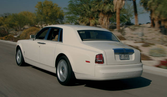 <br>全長5835mmにも及ぶファントムの堂々たる体躯。太いCピラーと観音開きのコーチドアが外観上の特徴。