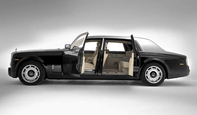 <br>ファントムにはホイールベースが3570mmのSWB（ショートホイールベース）に加えて、ホイールベースを3820mmに拡大したEWB（エクステンディット ホイールベース）が用意される。