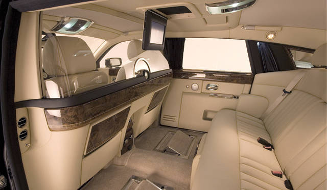 <br>ファントムEWBの後席。SWBでも十分な足もとがさらに拡大される贅沢な空間。SWB同様、フラットなフロアが室内の移動を容易にする。