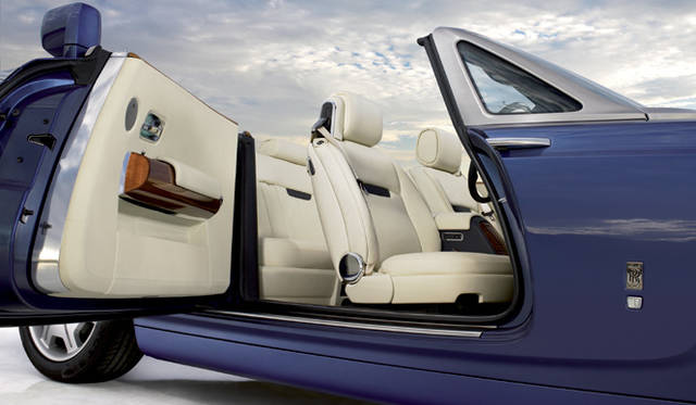 <br>ファントムのサルーン同様、後ろヒンジのコーチドアを採用するのが大きな特徴。前後シートへの乗り降りが便利なうえ、ボディ剛性の向上にも一役買う。