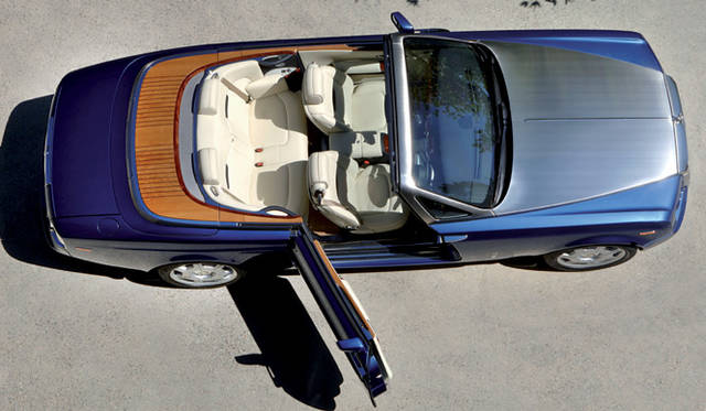 <br>後席のうしろに見えるのは、ソフトトップの収納を兼ねたチーク材のリアフードカバー。ブラシ仕上げのボンネットとともに、特徴的なスタイルをつくりあげている。