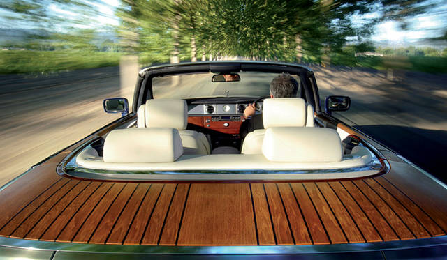 <br>後席のうしろに見えるのは、ソフトトップの収納を兼ねたチーク材のリアフードカバー。ブラシ仕上げのボンネットとともに、特徴的なスタイルをつくりあげている。