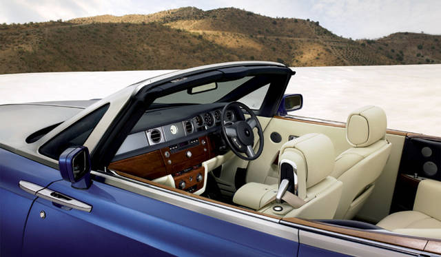 <br>インテリアには突然の雨にも対応できる全天候型の素材を採用。ふたり乗りの後席には十分なレッグスペースが確保され、大人4人がくつろげる空間を実現する。