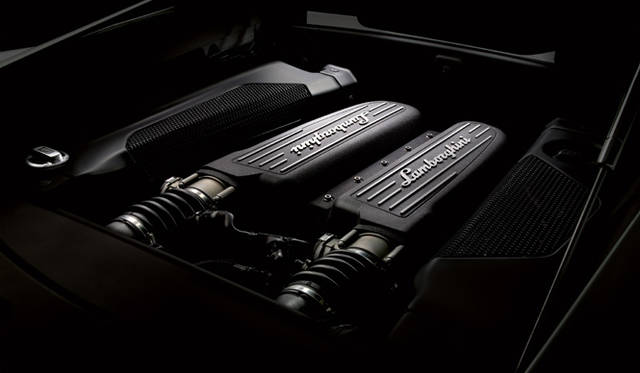 <br>リアに縦置きされるエンジンは、従来の5リッターから排気量が5.2リッターに拡大され、その性能は560ps、540Nmまで引き上げられた。