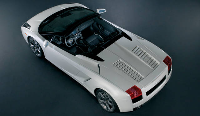 <br>幌を下ろすとキャビンフォーワードのガヤルドのスタイルが強調される。アルミのスペースフレーム構造のおかげで、オープンボディでも高い剛性が確保される。