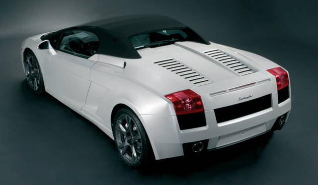 <br>収納式のトップはシンプルなキャンバストップ式として、軽量化と美しいデザインを実現する。