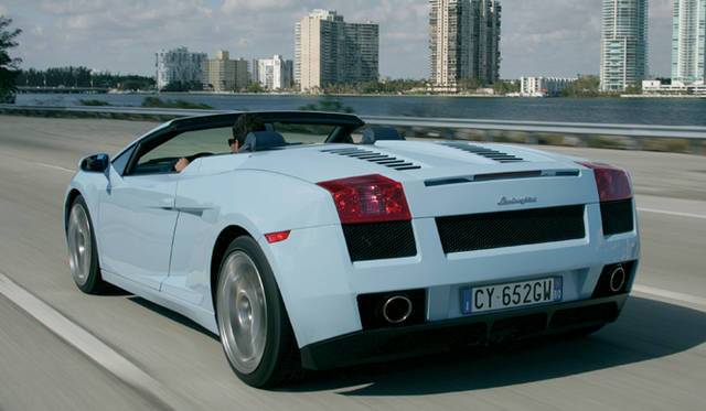 <br>上下式のリアウインドーはオープン時にはウインドディフレクターとして機能し、キャビンへの風の巻き込みを防ぐ。