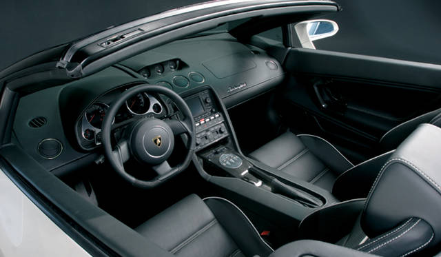 <br>最新のスポーツカーらしく、スポーティさに加えて十分な快適さが確保されるキャビン。センターコンソールにシフトレバーが見あたらないのは、シーケンシャルシフトのeギアを採用するため。